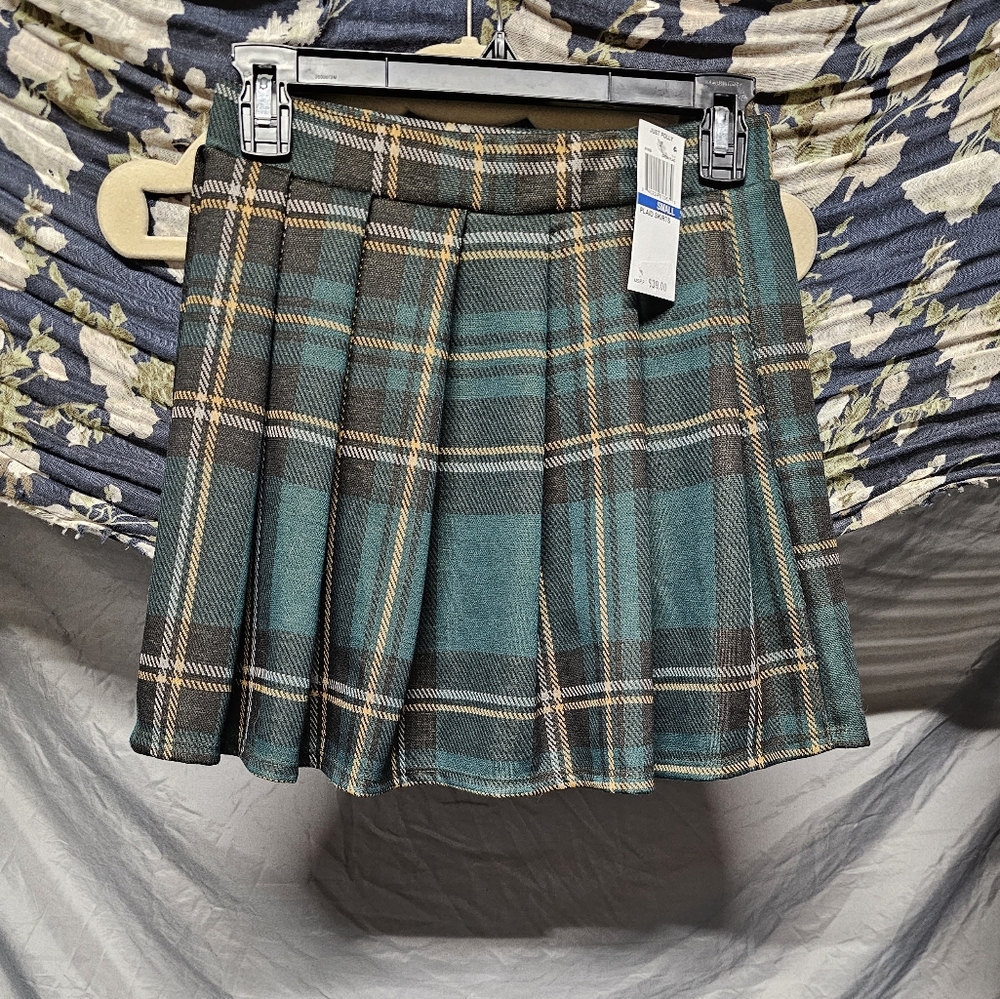 🆕 Just Polly Green Plaid Pleated Skirt size Small